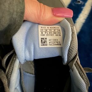 Women’s tennis shoes